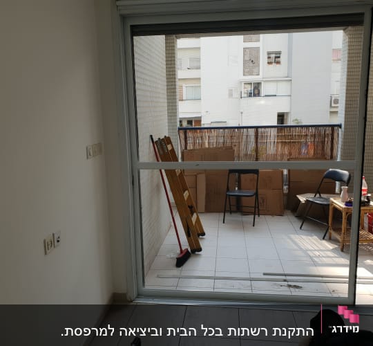 דלת הזזה מאלומיניום עם מסגרת זכוכית